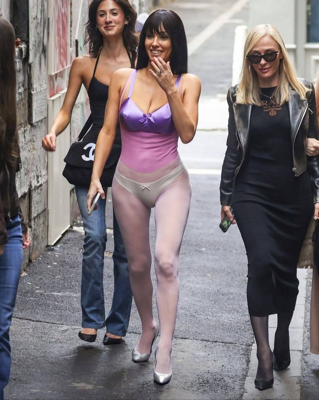 Бьянка Цензори демонстрирует белье собственного бренда прямо на улицах города